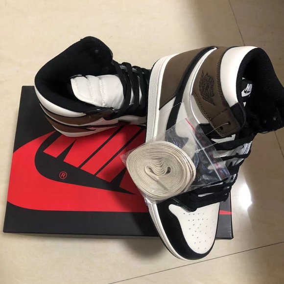Nike Jordan 1 Retro High Dark Mocha Size 9